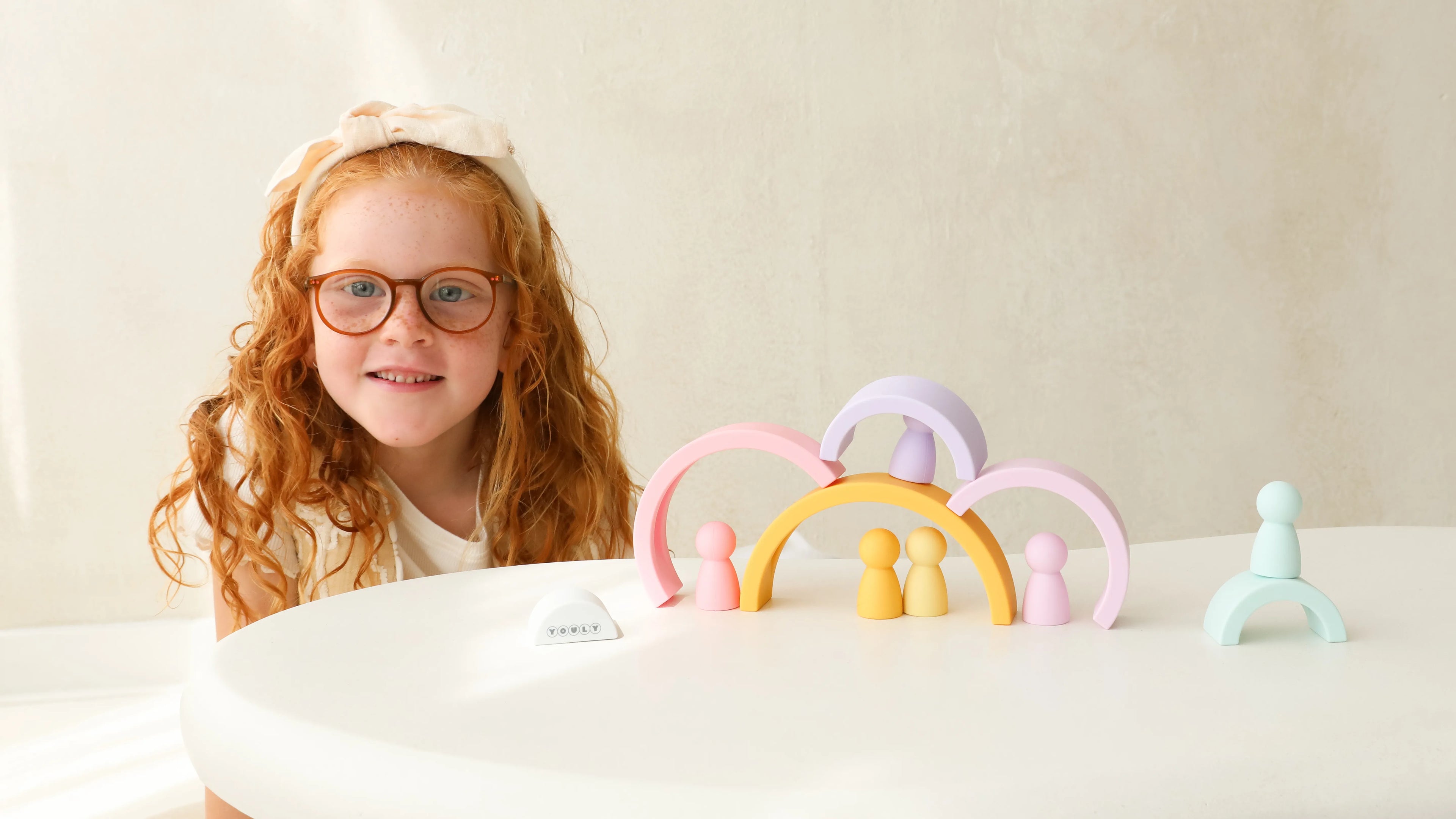Kind speelt met kleurrijke siliconen regenboog set – veilig, duurzaam en perfect voor fantasierijk spel.